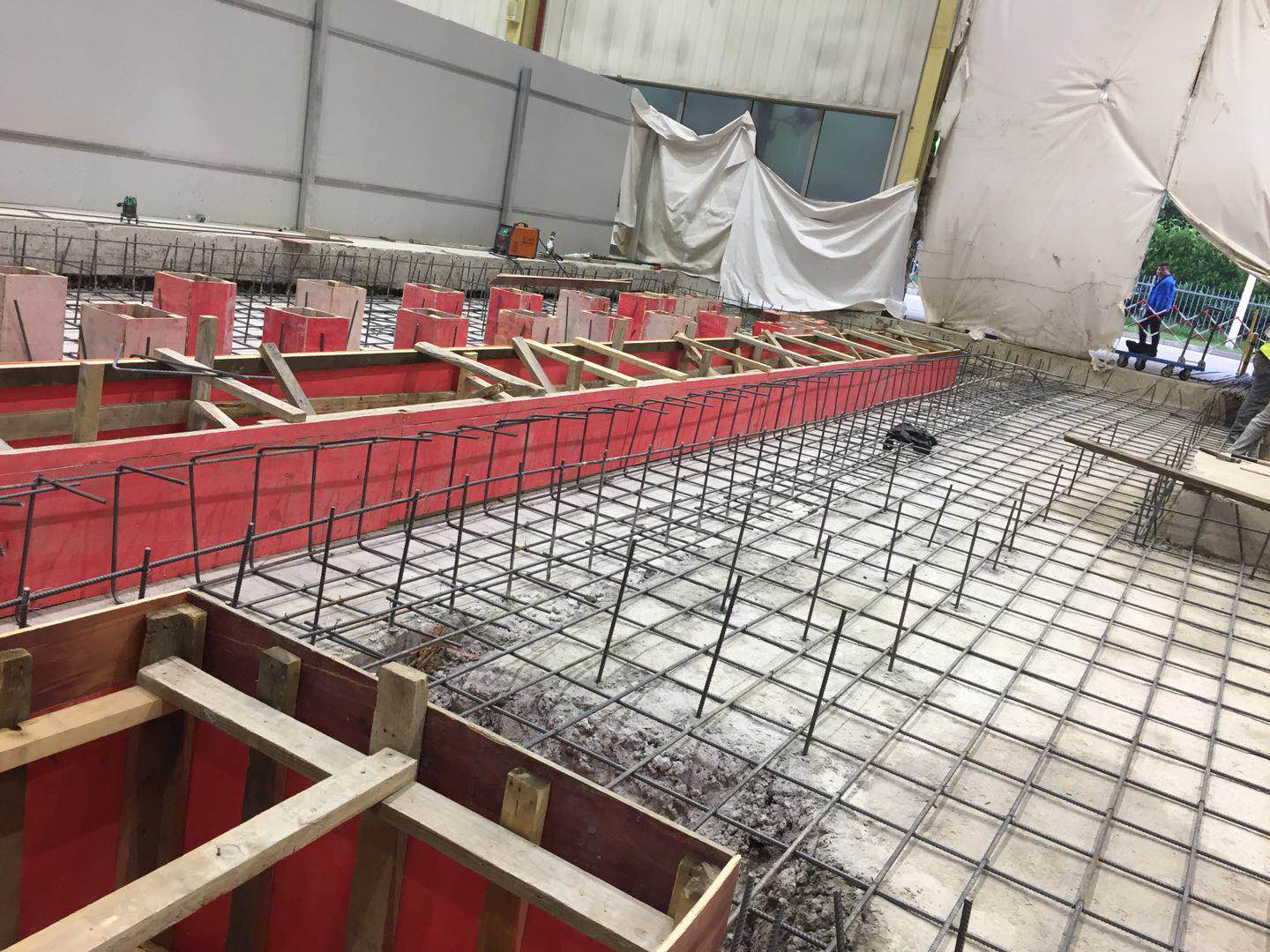 鋼筋綁扎、吊模、封模、二次澆筑